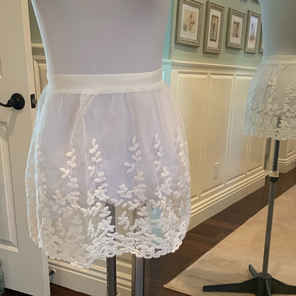 Source Unknown White Floral Lace Mini Skirt